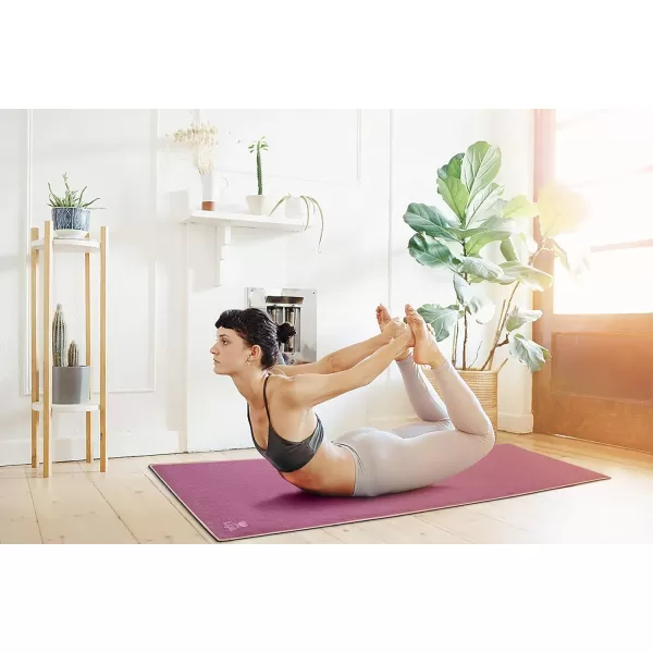 IUGA Yoga Towel Non Slip Soft Yoga Mat Towel Sweat Absorbent Hot Yoga Towel Spray Bottle Included