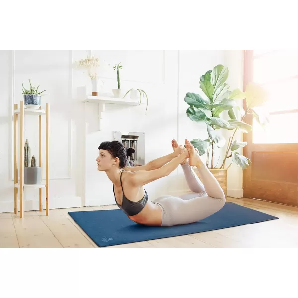 IUGA Yoga Towel Non Slip Soft Yoga Mat Towel Sweat Absorbent Hot Yoga Towel Spray Bottle Included